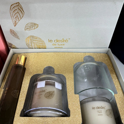 Le Desirede Luxe Gold Leaf Gift Box Vanilla White Musk / Sea Salt Freesia  2 Soy Can